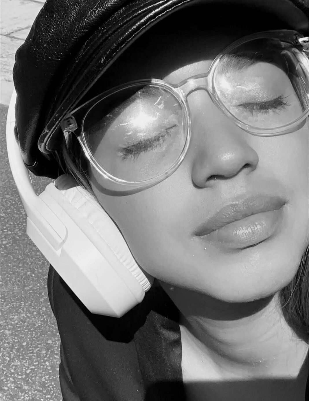 Mujer con bolso en la cabeza.