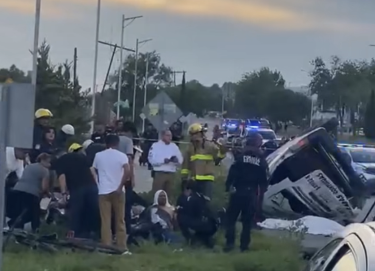 Volcadura de combi en Pachuca deja un muerto y 17 heridos sobre el bulevar Del Minero