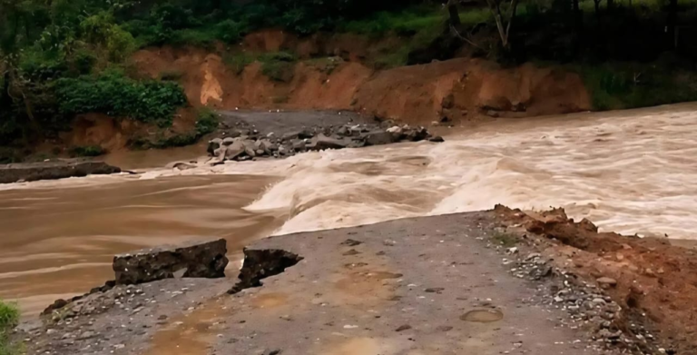 El río Amajac se desbordó y arrasó el vado que unía a dos municipios en la Sierra Alta de Hidalgo